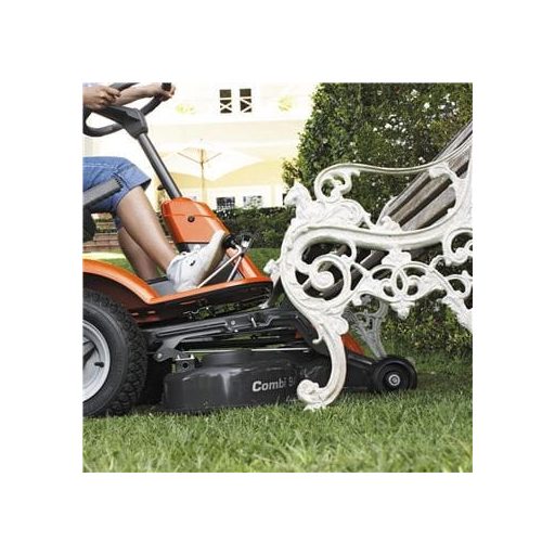 Husqvarna R 214C Rider fűnyíró traktor munka közben