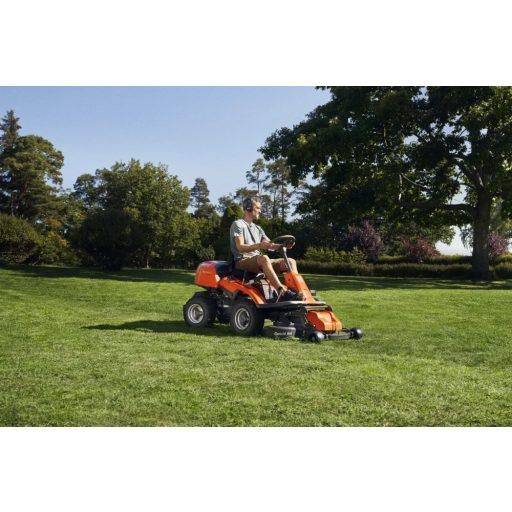 Husqvarna R 214TC Rider fűnyíró traktor Combi 94 cm-es vágóasztallal munka közben