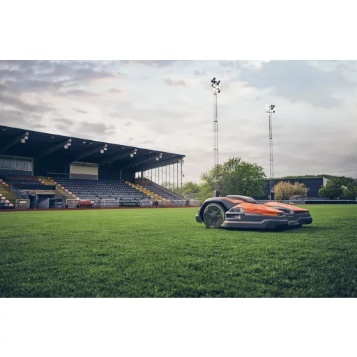 Husqvarna CEORA 544 EPOS robotfűnyíró Razor 43M vágóasztallal stadionban