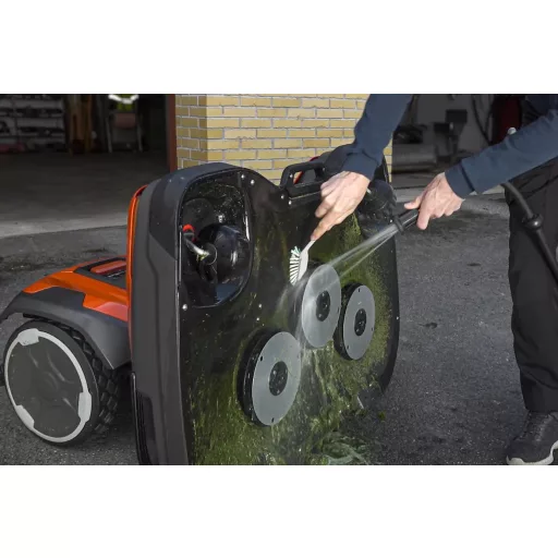 Husqvarna CEORA 544 EPOS robotfűnyíró Razor 43M vágóasztallal tisztítás közben