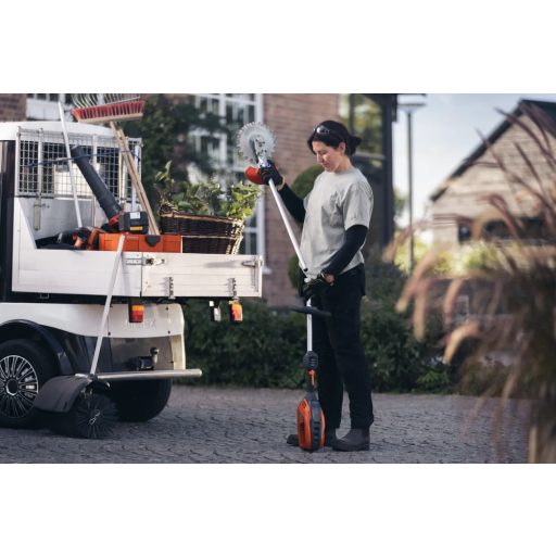HUSQVARNA 525iLK akkumulátoros meghajtóegység elpakolás közben