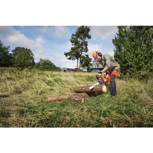 Husqvarna 435 II benzines láncfűrész munka közben