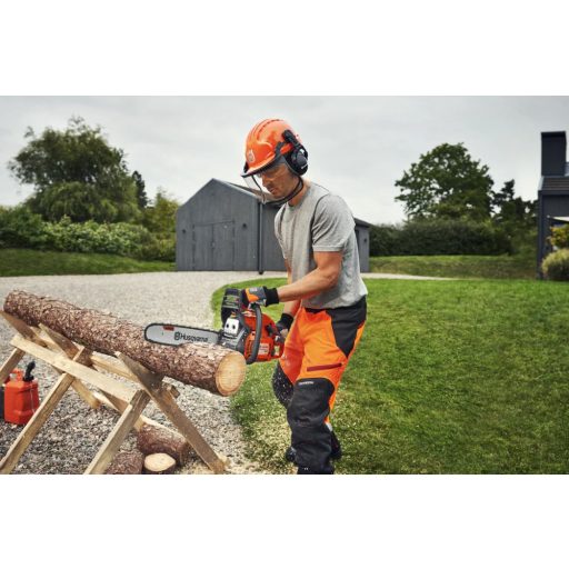 Husqvarna 435 II benzines láncfűrész munka közben