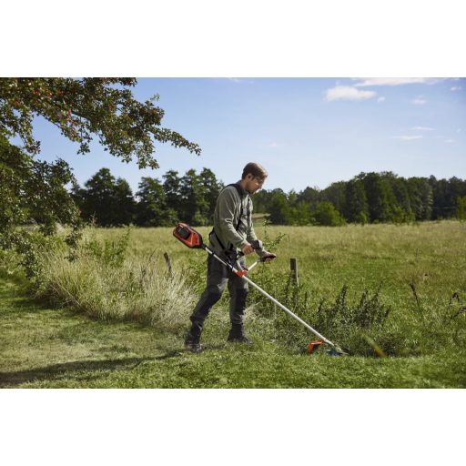 Husqvarna 325iR akkumulátoros fűkasza munka közben