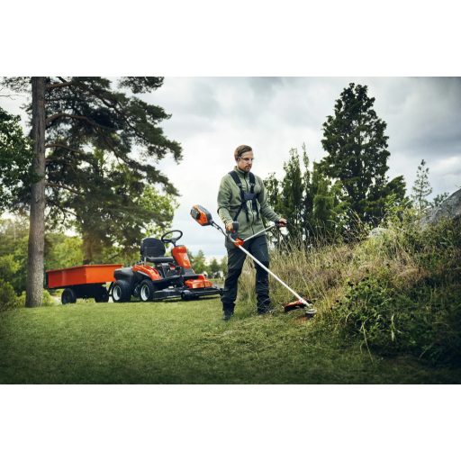 Husqvarna 325iR akkumulátoros fűkasza munka közben
