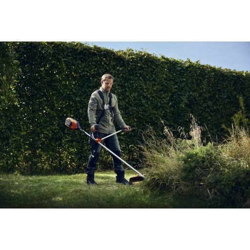 Husqvarna 325iR akkumulátoros fűkasza munka közben