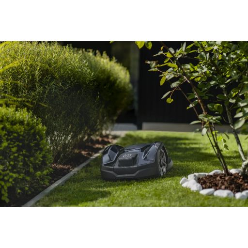 Husqvarna Automower 305E NERA robotfűnyíró kertben