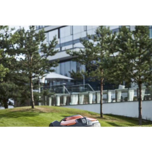 Husqvarna AUTOMOWER 550 EPOS robotfűnyíró irodai környezetben