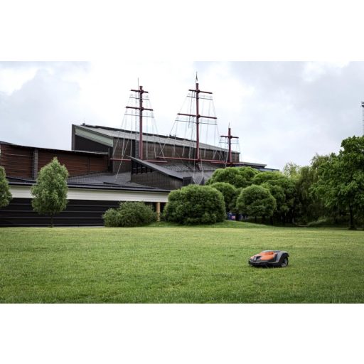 Husqvarna AUTOMOWER 550 EPOS robotfűnyíró parkban