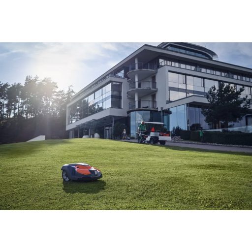 Husqvarna AUTOMOWER 550 EPOS robotfűnyíró munka közben