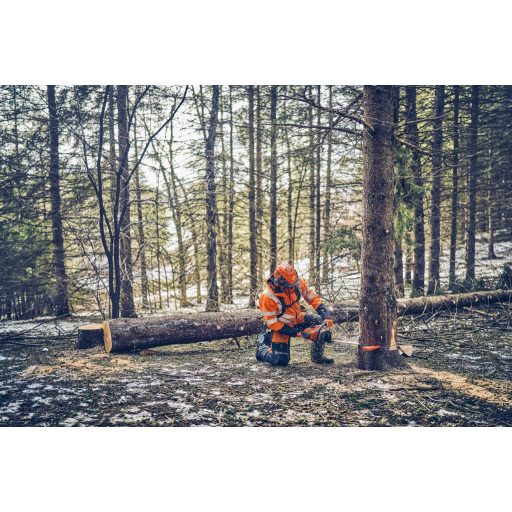 Husqvarna 562 XP G Mark II döntés közben