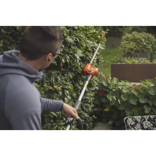Husqvarna DH110 FLXi sövényvágó adapter munka közben