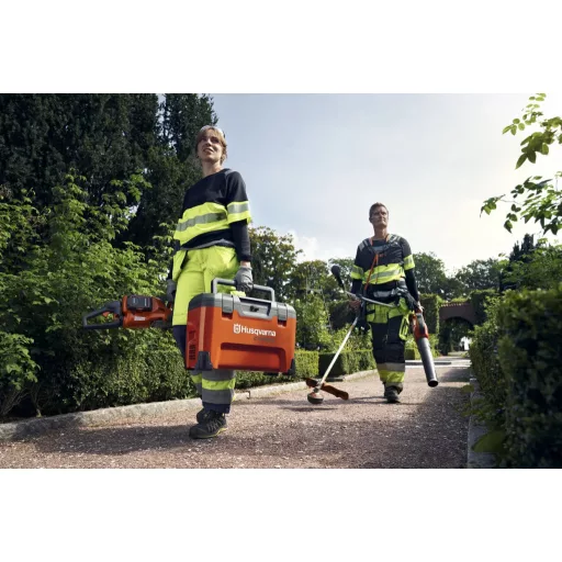 Husqvarna C1000X4 akkumulátor töltő kézben