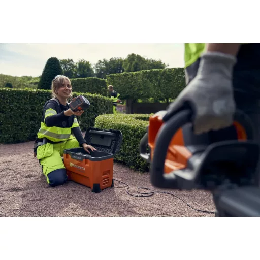 Husqvarna C1000X4 akkumulátor töltő kipakolás közben
