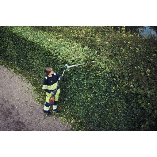 Husqvarna 525iHE3 akkumulátoros sövénynyíró munka közben
