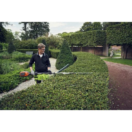 Husqvarna 525iHF3 sövénynyíró munka közben