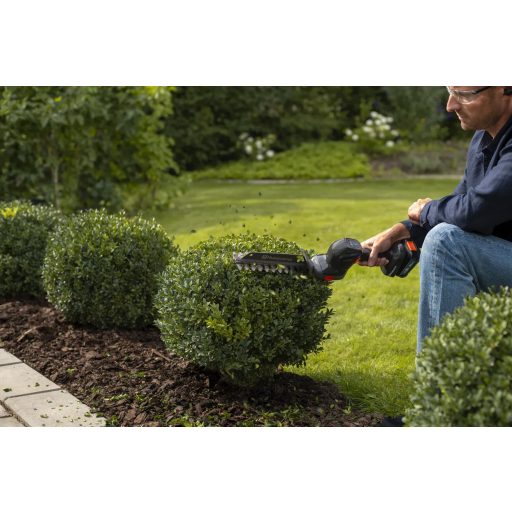 Husqvarna Aspire® S20-P4A + Aspire® Extension-P4A bokornyírás közben