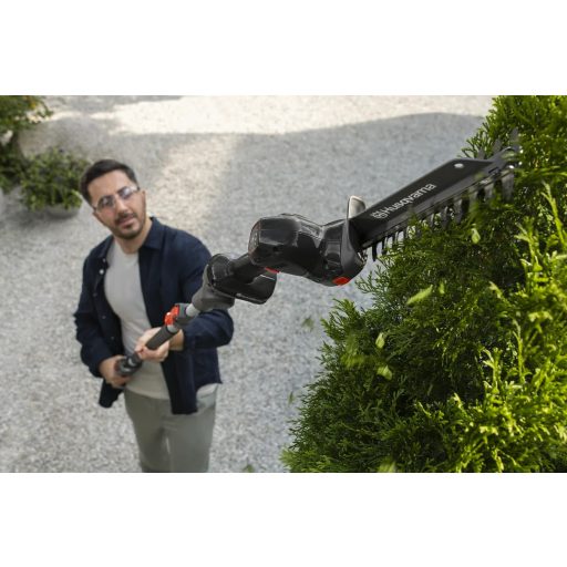 Husqvarna Aspire® S20-P4A + Aspire® Extension-P4A magas bokor nyírása közben