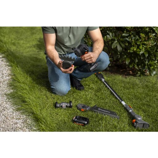 Husqvarna Aspire® S20-P4A + Aspire® Extension-P4A kézben