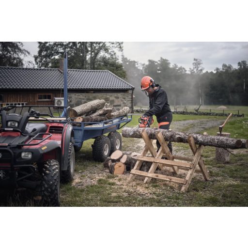 Husqvarna 435i akkumulátoros láncfűrész munka közben
