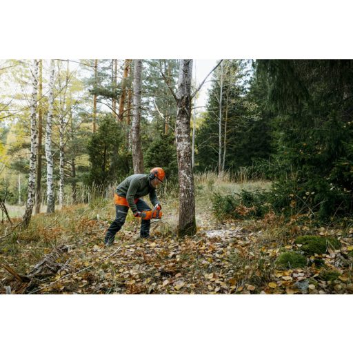 Husqvarna 435i akkumulátoros láncfűrész fa döntés közben