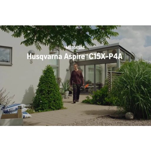 Husqvarna Aspire™ C15X Akkumulátoros Láncfűrész kertben