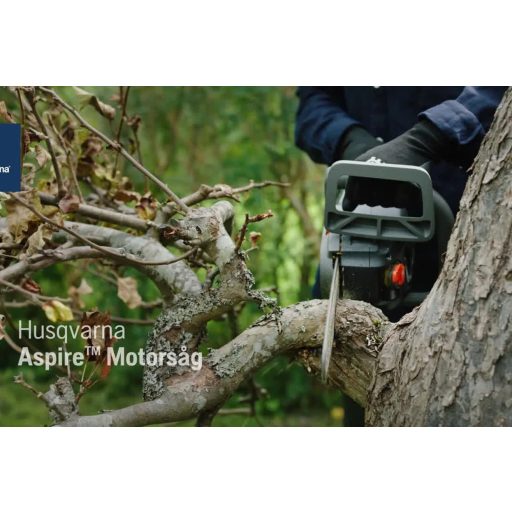 Husqvarna Aspire™ C15X Akkumulátoros Láncfűrész ágvágás közben