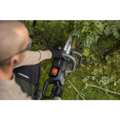 Husqvarna Aspire™ C15X Akkumulátoros Láncfűrész munka közben