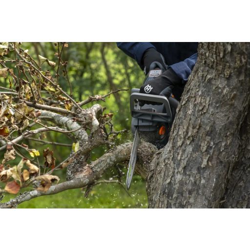 Husqvarna Aspire™ C15X Akkumulátoros Láncfűrész gallyazás közben