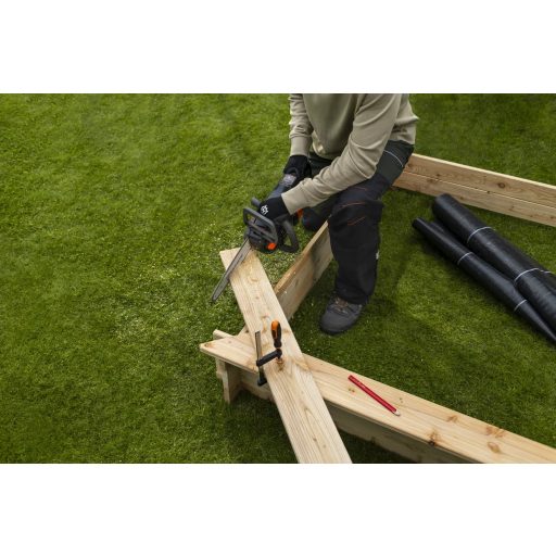 Husqvarna Aspire™ C15X Akkumulátoros Láncfűrész ács munka közben