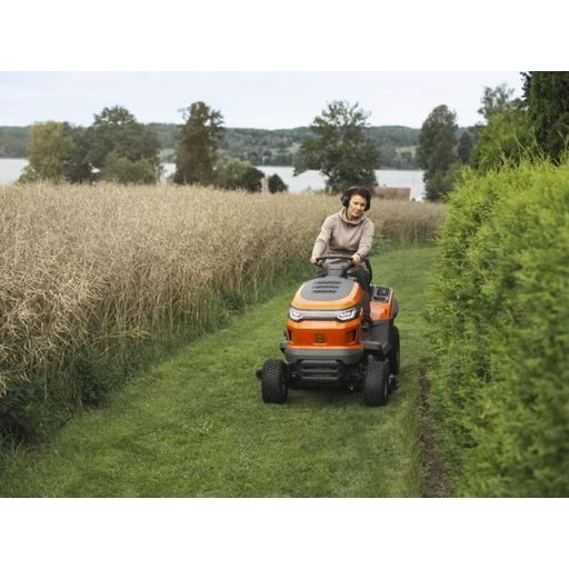 Husqvarna TS 215T fűnyíró traktor munka közben elölről