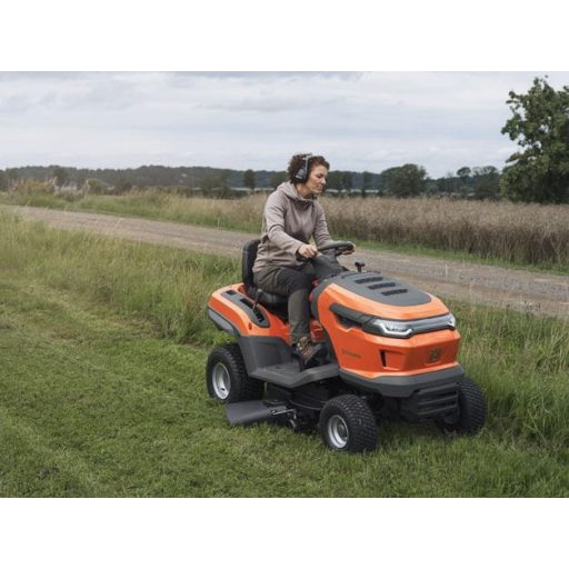 Husqvarna TS 215T fűnyíró traktor munka közben oldalról