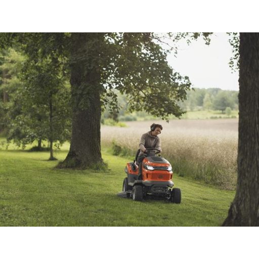 Husqvarna TS 215T fűnyíró traktor munka közben távolról