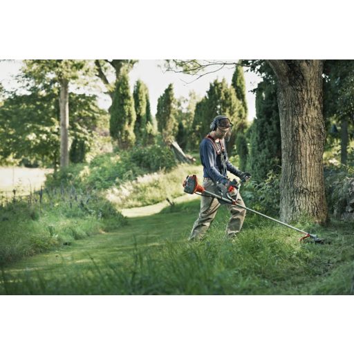 Husqvarna 122R benzines fűkasza munka közben