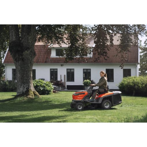 Husqvarna TC 100i akkumulátoros fűnyíró traktor használat közben