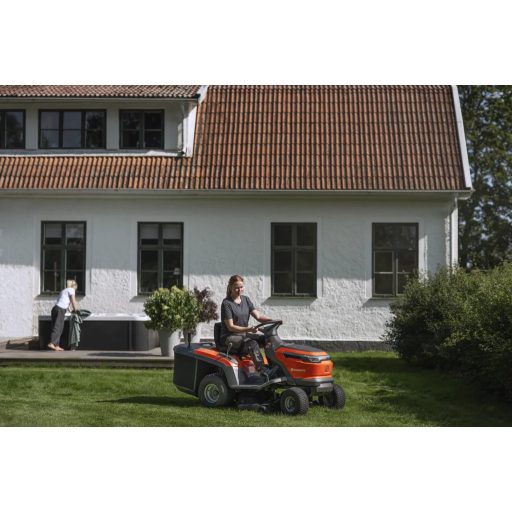 Husqvarna TC 100i akkumulátoros fűnyíró traktor munka közben