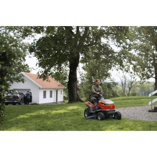 Husqvarna TS 100i akkumulátoros fűnyíró traktor munkaterületen