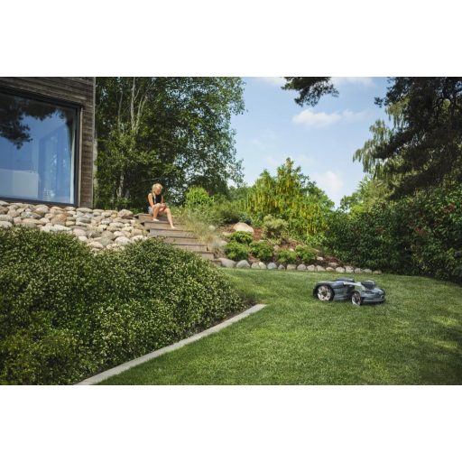 Husqvarna Automower 435X AWD NERA robotfűnyíró kertben