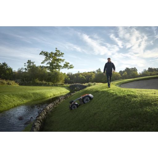 Husqvarna 535X AWD EPOS robotfűnyíró golfpályán