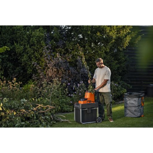 Husqvarna GS 340iS akkumulátoros ágaprító használat közben