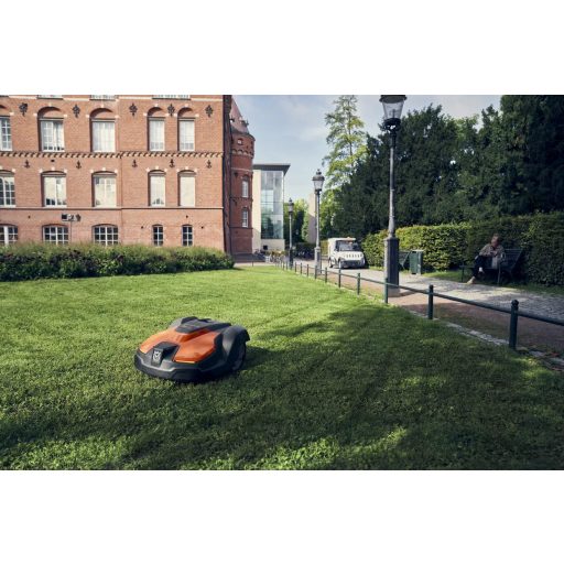 Husqvarna AUTOMOWER 520 EPOS robotfűnyíró parkban