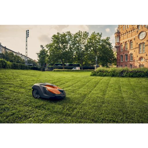Husqvarna AUTOMOWER 520 EPOS robotfűnyíró munka közben