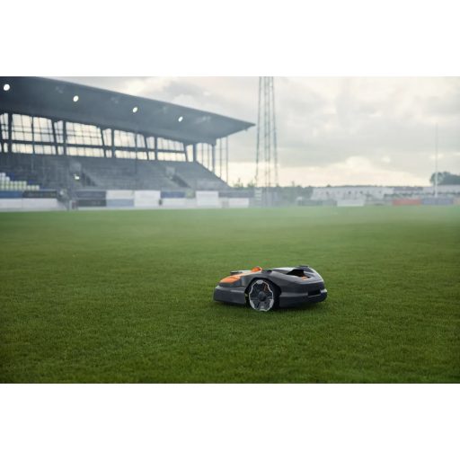 Husqvarna Automower 580 EPOS robotfűnyíró stadionban