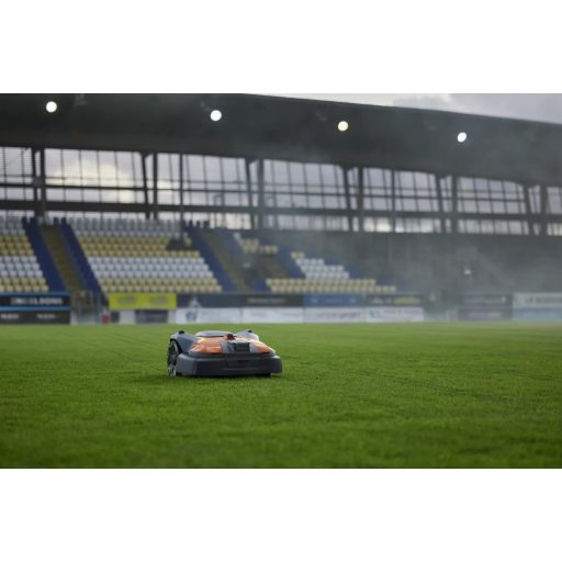 Husqvarna Automower 580 EPOS robotfűnyíró stadionban munka közben
