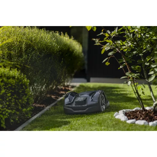 Husqvarna Automower 305E NERA robotfűnyíró kertben